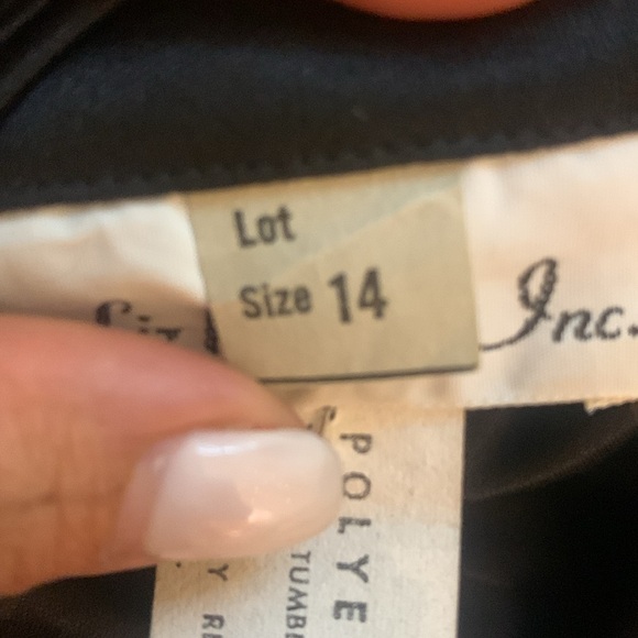 Elegant Black Pleated Dress - Picture 10 of 10